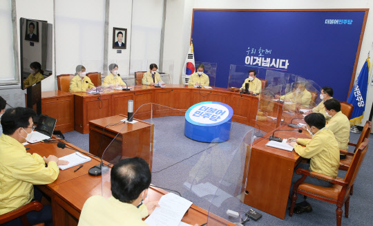 이낙연 민주당 대표가 16일 국회에서 열린 최고위원회의에서 발언하고 있다. 연합뉴스